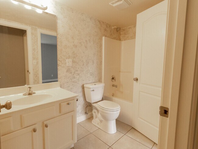 Building Photo - Condominium Convenience in Columbia!