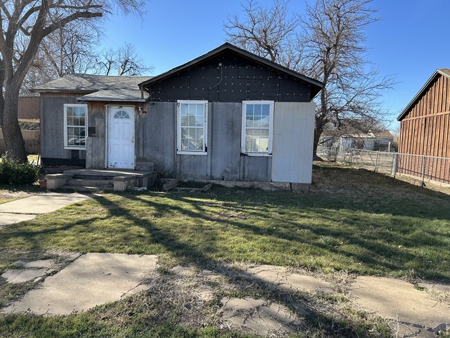 Building Photo - 903 W 8th St