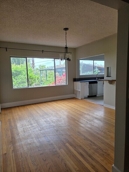 Dining room w/open kitchen - 1647 Angelus Ave
