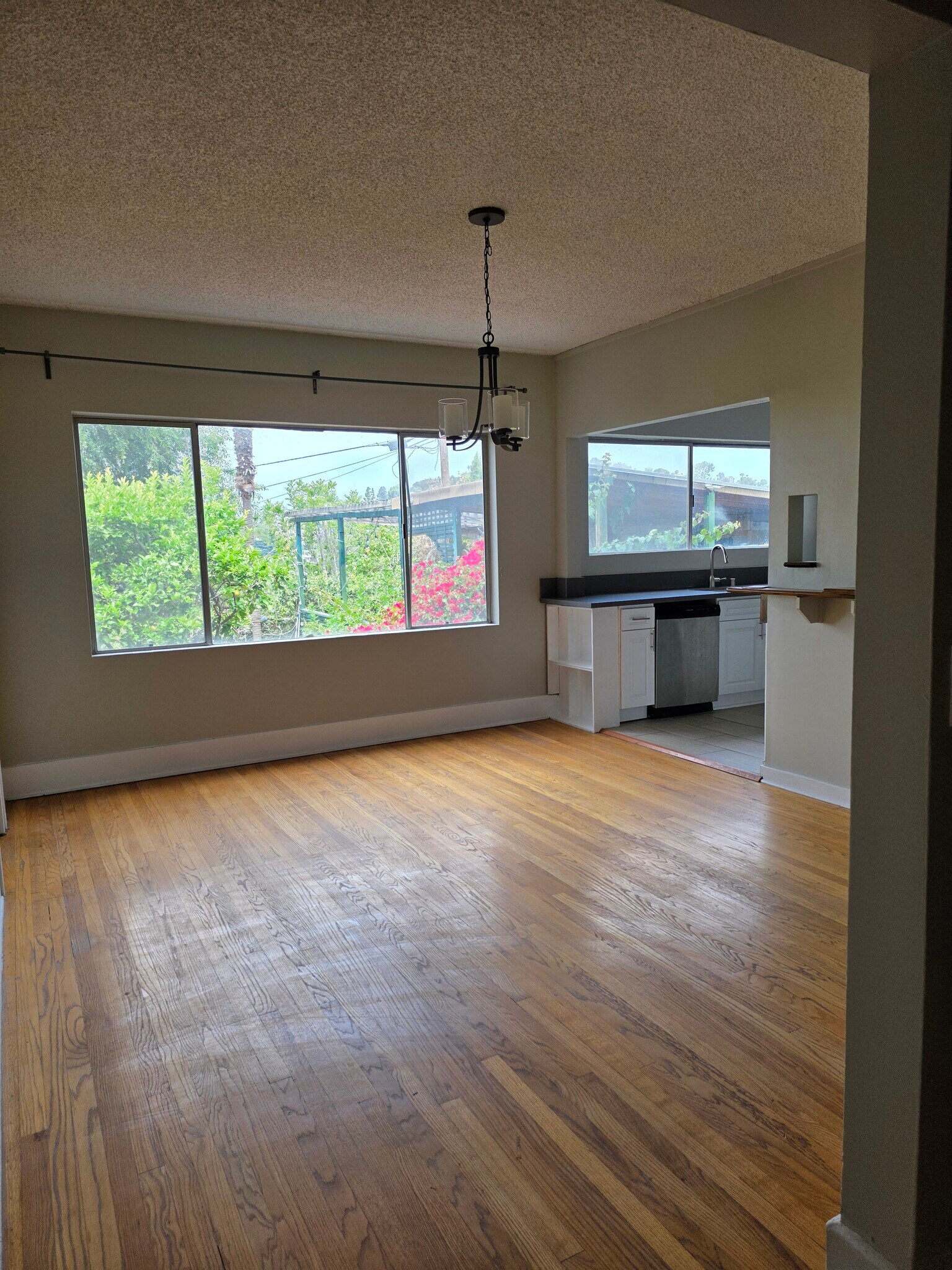 Dining room w/open kitchen - 1647 Angelus Ave