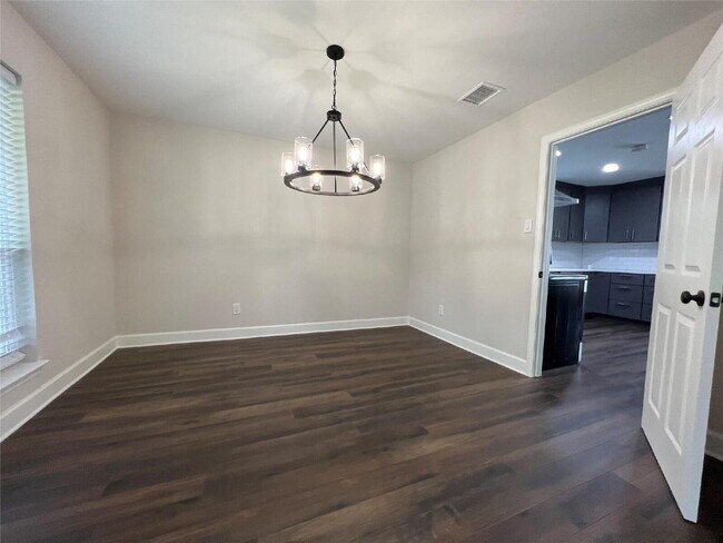 Building Photo - 3 Bedroom Home for Rent in Houston 77096 | Updated Home with Large Backyard