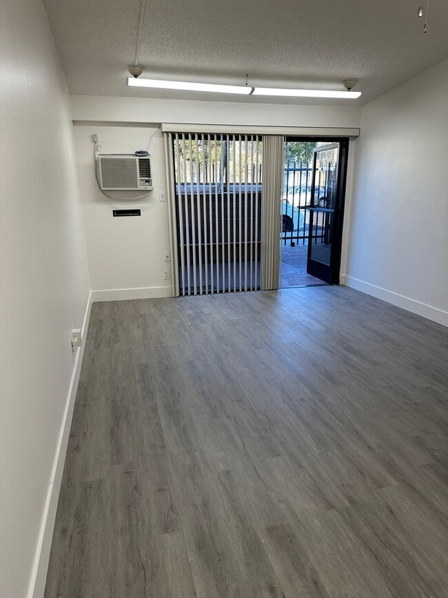 Building Photo - 208 Van Houten Ave