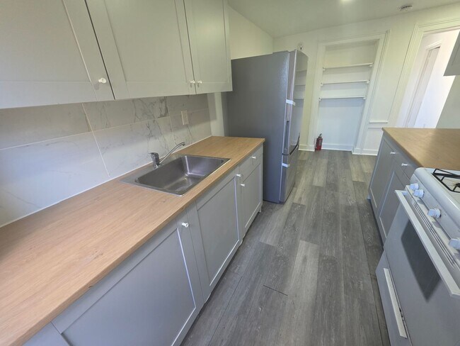 Building Photo - 2 bedroom apartment building - Poughkeepsie