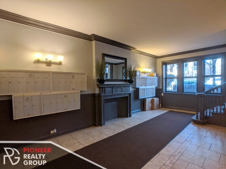 Building Photo - 833 W Wolfram St