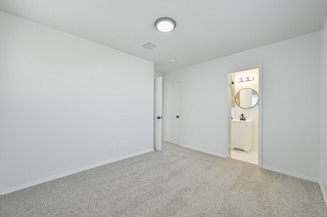 Building Photo - 4720 SE 50th St