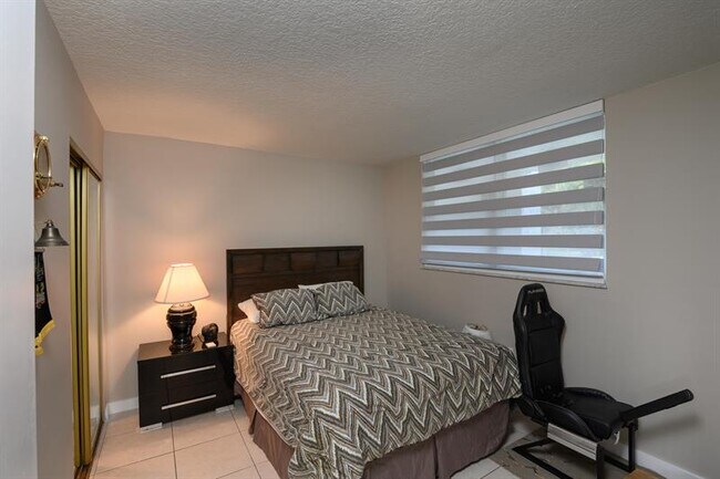 Building Photo - 9410 Poinciana Pl