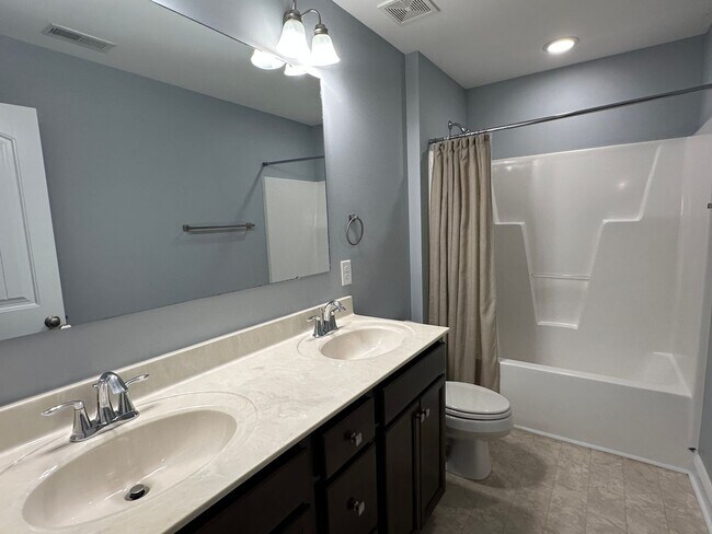 Building Photo - Awesome 4 Bedroom 2.5 Bath Home with Lots of space and a 2 Car Garage!