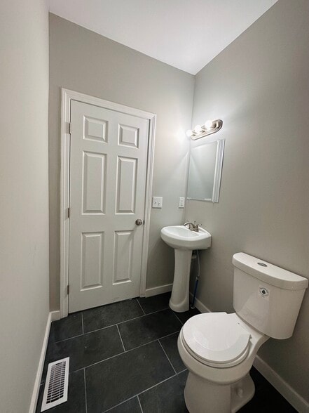 Building Photo - 19 Thompson St