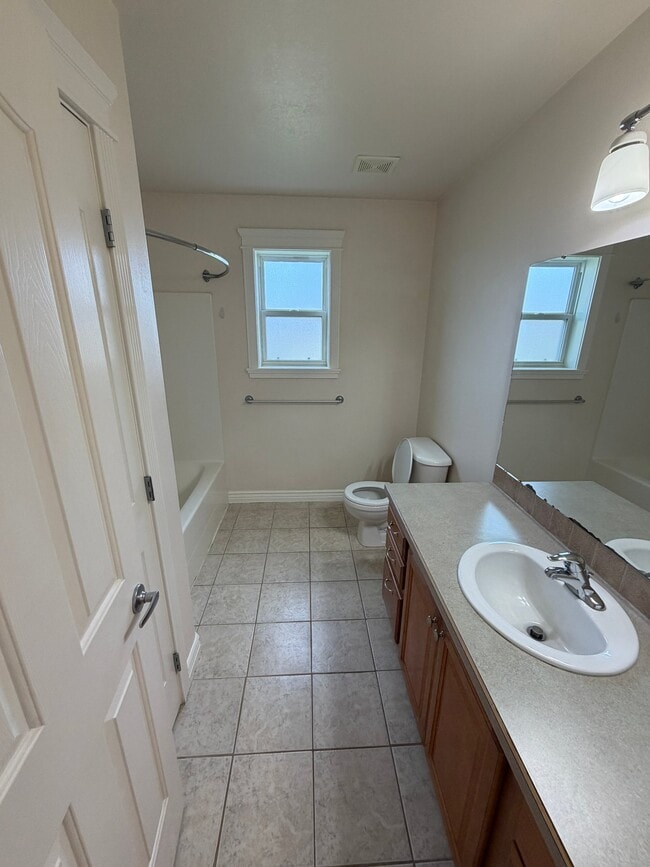 Building Photo - 435 NE Greystone Loop
