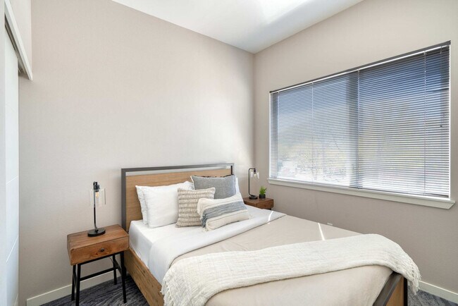 Building Photo - 1428 SE 19th Ave