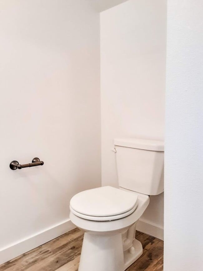 Building Photo - 2 BED/ 1.5 BATH TOWNHOME