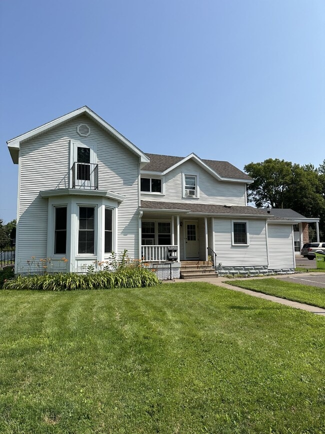 Building Photo - Exciting 3 Bed 1 Bath near UWEC! Available 1st June!