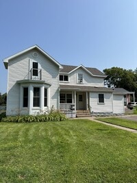 Building Photo - 3 Bed 1 Bath close to UWEC!