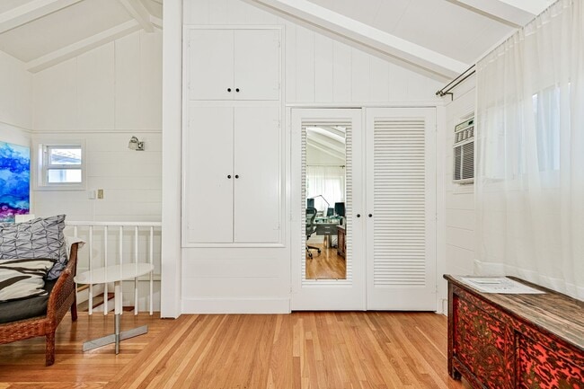 Building Photo - Furnished Master Suite Near Manhattan Beach! All Utilities & Internet Included!