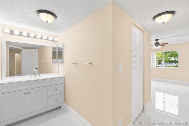Building Photo - 9855 Westview Dr