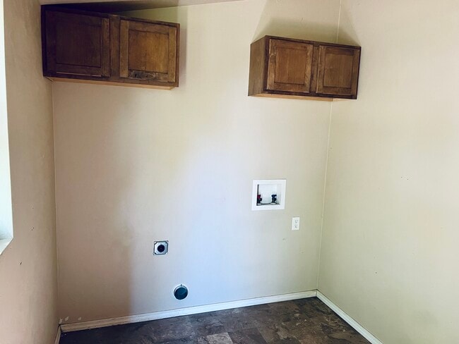 Building Photo - 618 W Apache St