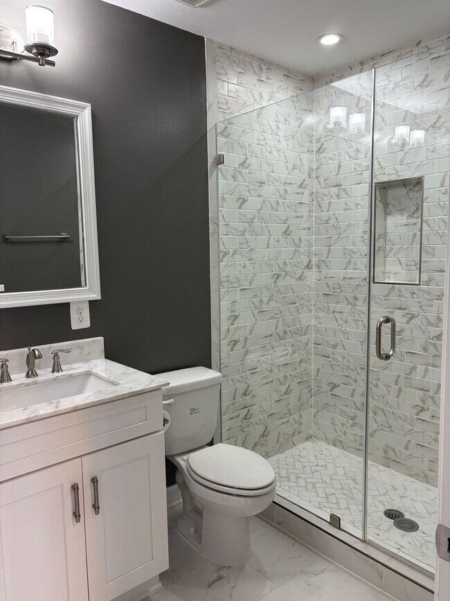 Building Photo - Beautiful Home Conveniently Located in Alexandria w/ Lower Level Suite