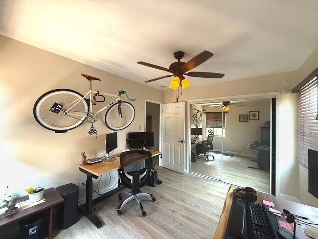 Building Photo - 3 Bedroom 2 Bathroom House Available Septe...