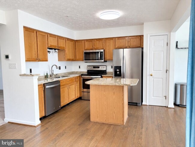 Building Photo - 8720 Thornbrook Dr