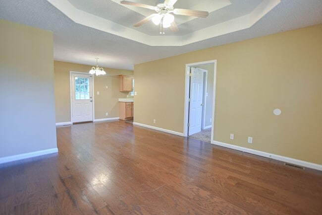 Building Photo - Pet Friendly Three Bedroon!