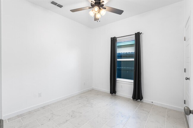 Building Photo - 905 Rotonda Ln