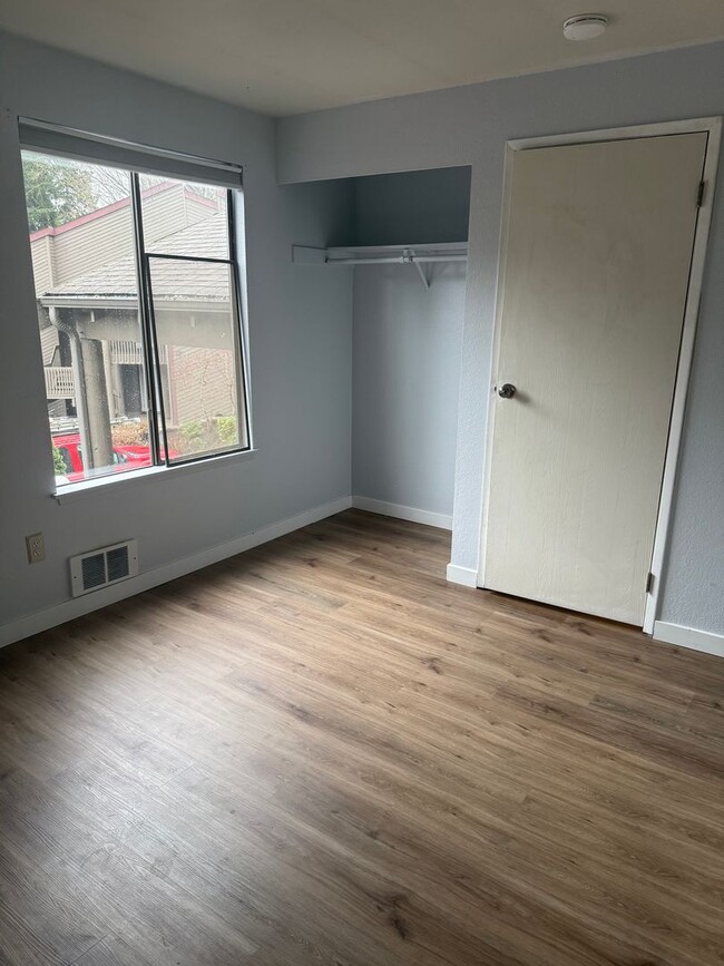 Building Photo - Condo near the beach - top floor