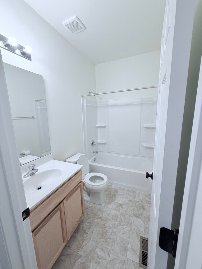 Building Photo - 810 Colony Rdg Ct