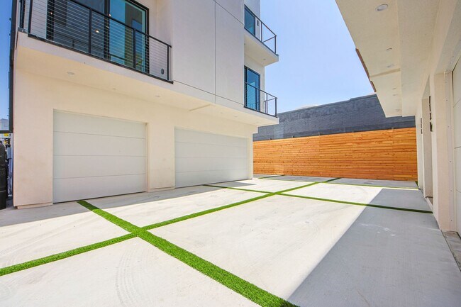 Building Photo - 715 N Gramercy Pl