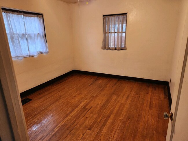 Building Photo - 1930's Bungalow Charmer, 2bdrm, 1 bath hou...
