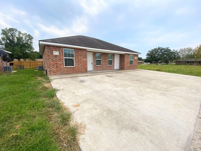 Building Photo - 899 Hampton Lane