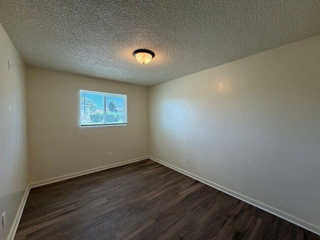 Building Photo - 1011 Oleander Ave