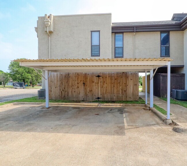 Building Photo - 413 Lakeway Dr