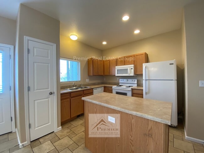 Building Photo - 7668 Sandy Springs Point