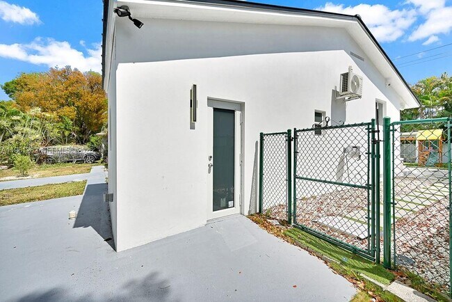 Building Photo - 876 NE 81st St