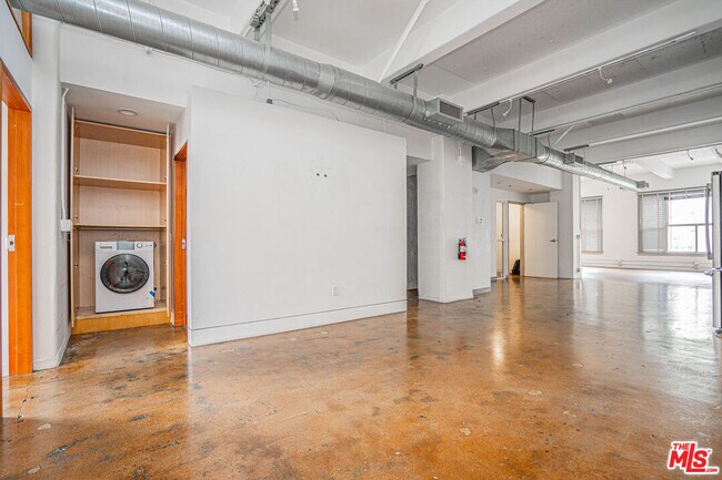 Building Photo - 812 S Spring St