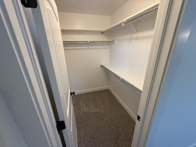 Building Photo - 1427 S Paddock Dr