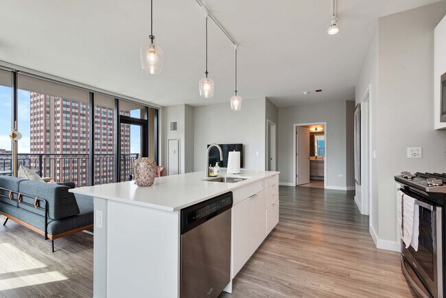 Building Photo - 823 N Clark St