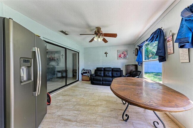 Building Photo - 1520 Sunnyhills Dr