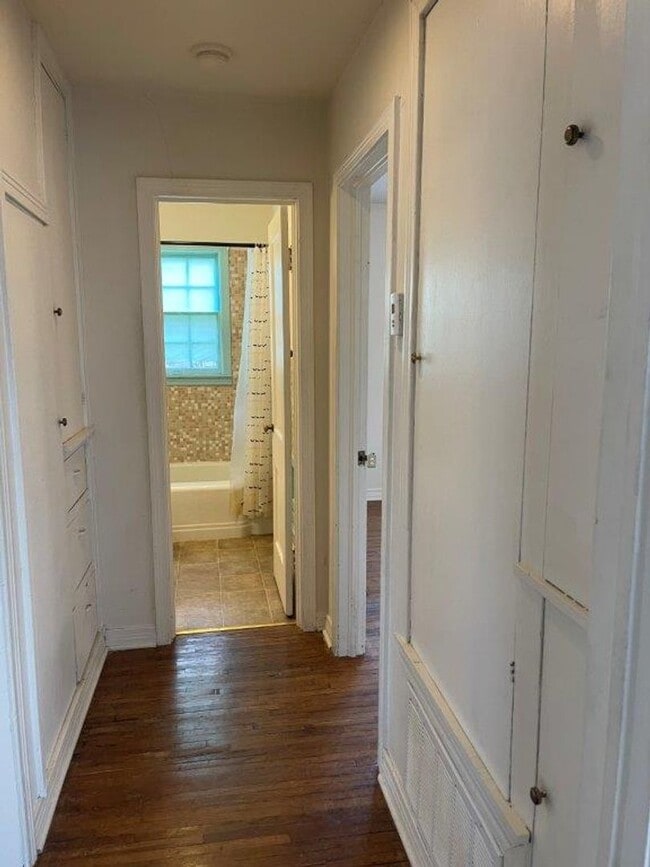 Building Photo - 2 bed 1&1/2 bath, detached garage in Norman