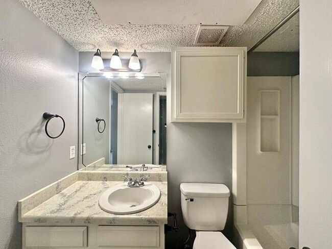 Building Photo - 2 Bed 1 Bath Apartment in South Tyler!