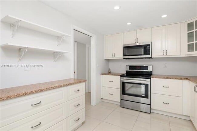 Building Photo - 210 Seaview Dr