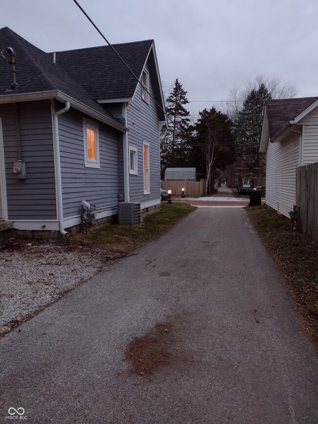 Building Photo - 449 Yandes St