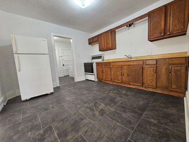 Building Photo - 515 E 11th St