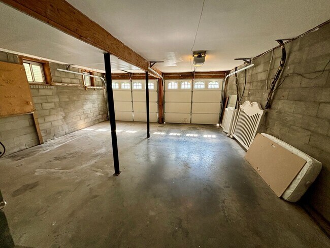 Building Photo - 193 Heather Dr