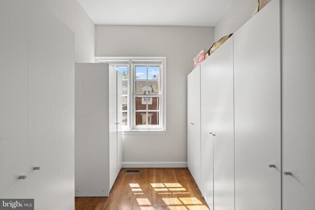 Building Photo - 4422 Westover Pl NW