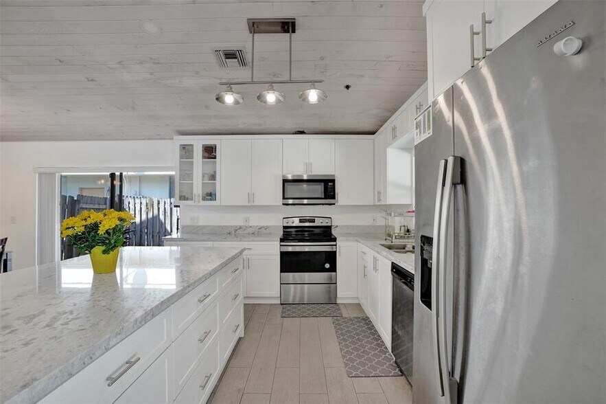 Building Photo - 7471 NW 35th Ct