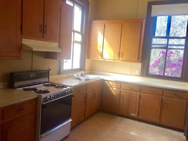 Building Photo - Affordable 3/2 on corner lot