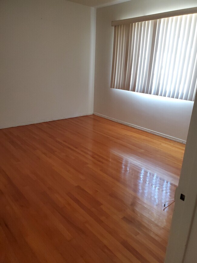 bedroom - 947 12th St