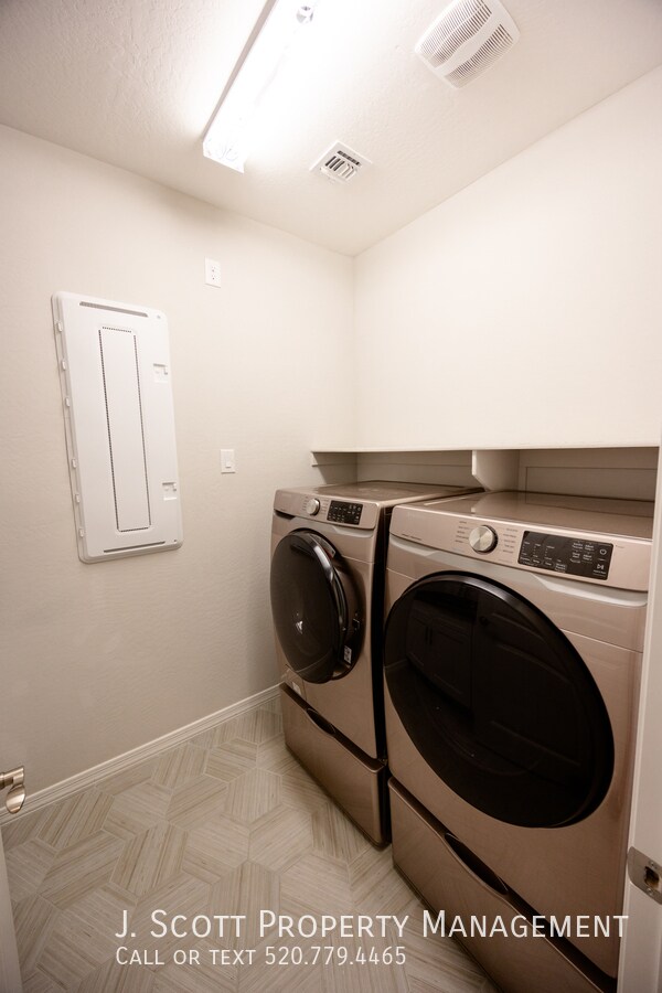 Building Photo - 5839 N 88th Ln