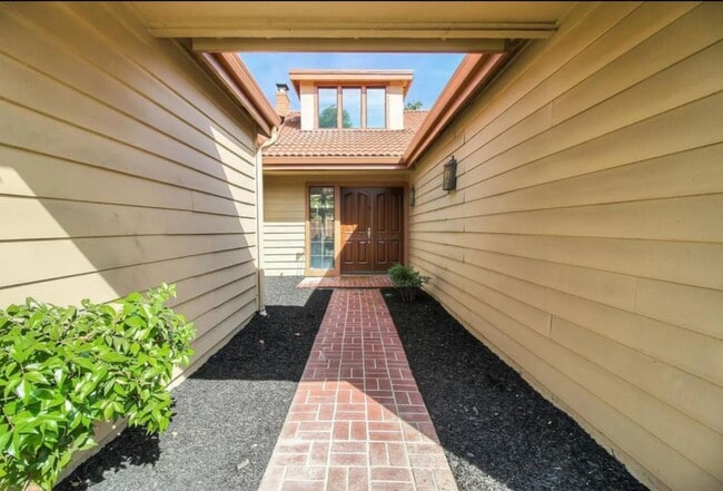 Building Photo - 1029 Foothill Dr